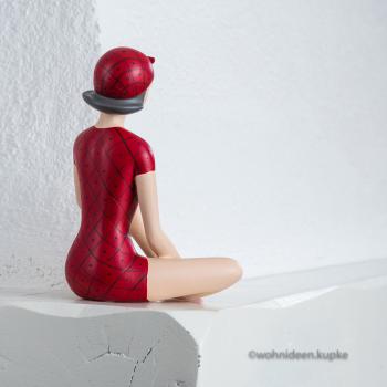 50er Jahre Badefigur Lola in elegantem rotem Badeanzug Schneidersitz (Größe 20 cm)